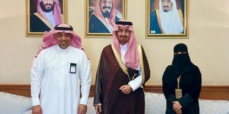 محافظ القطيف يلتقي بشرى السويكت بمناسبة تكليفها مديرًا لمكتب الضمان الاجتماعي - عرب فايف