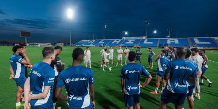 اجتماع عاجل من الشلهوب مع لاعبي الهلال قبل مباراة الرائد - عرب فايف