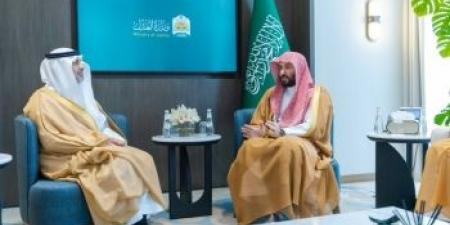 جازان.. حرس الحدود ينقذ طفلة من الغرق أثناء ممارسة السباحة - عرب فايف