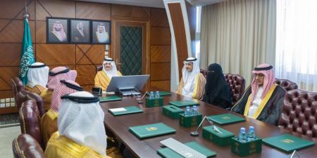 أمير الشرقية يستقبل أبناء الشيخ عبداللطيف الجبر ويطلع على عرض تعريفي عن مكتبة الجبر - عرب فايف