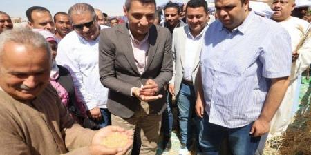 محافظ السويس يفتتح موسم حصاد القمح من قرية الشلوفة بالقطاع الريفي بالجناين - عرب فايف