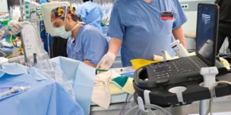 نجاح فصل التوأمين الطفيليين المصريين بعد جراحة استغرقت 8 ساعات - عرب فايف