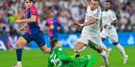 الكشف عن طاقم التحكيم الذي سيدير الكلاسيكو بين ريال مدريد وبرشلونة - عرب فايف