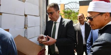 تسليم صكوك الإطعام والصدقات المقدمة للأسر الأولى بالرعاية بالفيوم - عرب فايف
