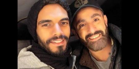 «عشت بمنزله 3 شهور».. عمر شرقي يكشف مواقف إنسانية جمعته بأحمد السقا - عرب فايف