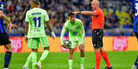 مفاجأة بشأن حكم الـ(VAR) في مباراة إنتر ميلان وبرشلونة.. فيديو - عرب فايف