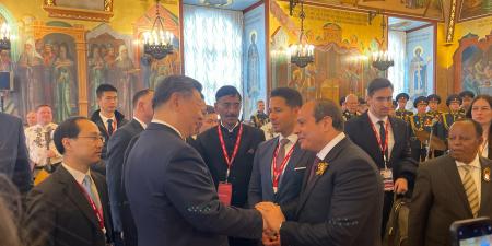 الرئيس السيسي يتبادل أحاديث ودية مع عدد من قادة الدول المشاركة في احتفالات عيد النصر - عرب فايف
