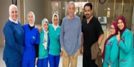 محمود حميدة يزور صبري عبد المنعم بعد دخوله المستشفى - عرب فايف