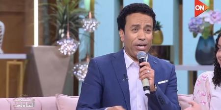 الجمعة المقبلة.. سامح حسين وأسرته في ضيافة برنامج معكم منى الشاذلي - عرب فايف