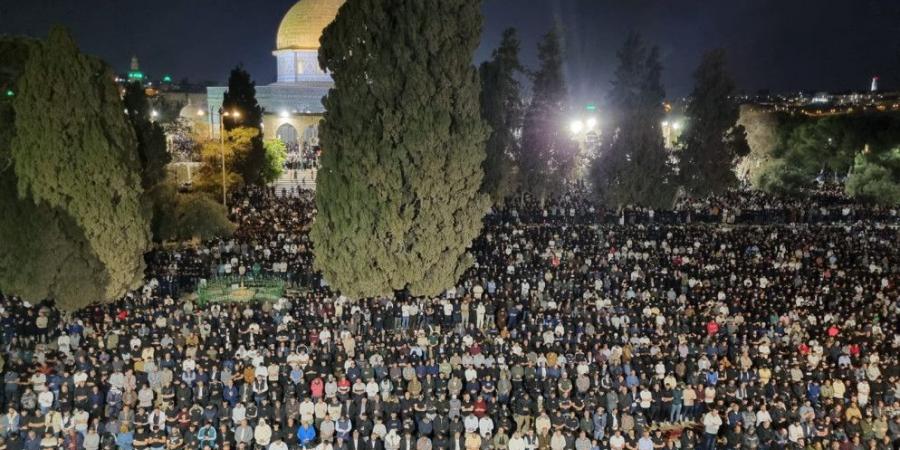 180 ألف مصلٍ يؤدون العشاء والتراويح في المسجد الأقصى المبارك - عرب فايف
