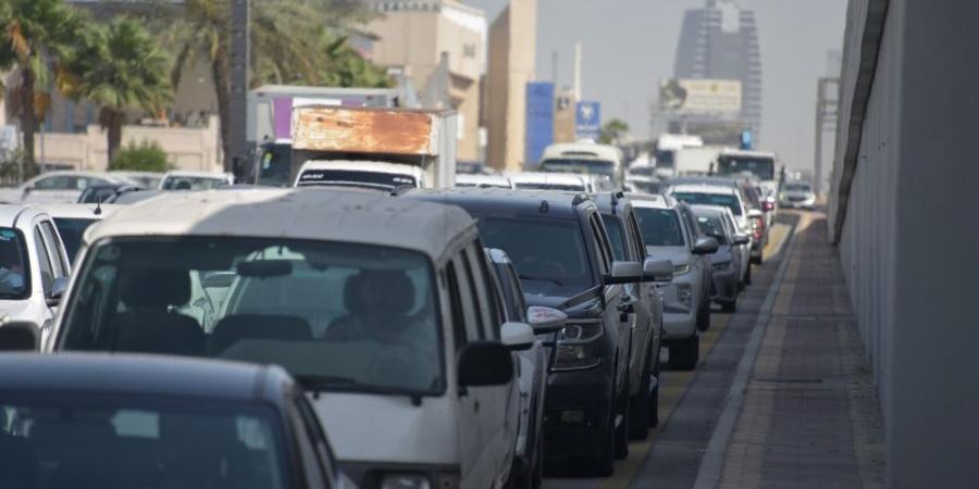 صور | للأسبوع الثاني.. استمرار الازدحام على طريق الملك فهد بالدمام - عرب فايف