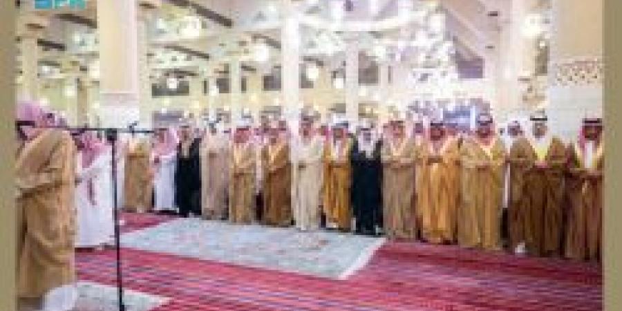 أمير الرياض يؤدي صلاة الميت على الأمير ناصر بن فهد بن عبدالله - عرب فايف