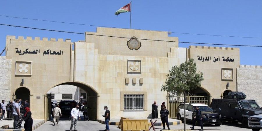السجن 20 سنة لـ 4 من 16 متهما بقضايا حيازة مواد متفجرة وأسلحة وذخائر ‎#عاجل - عرب فايف