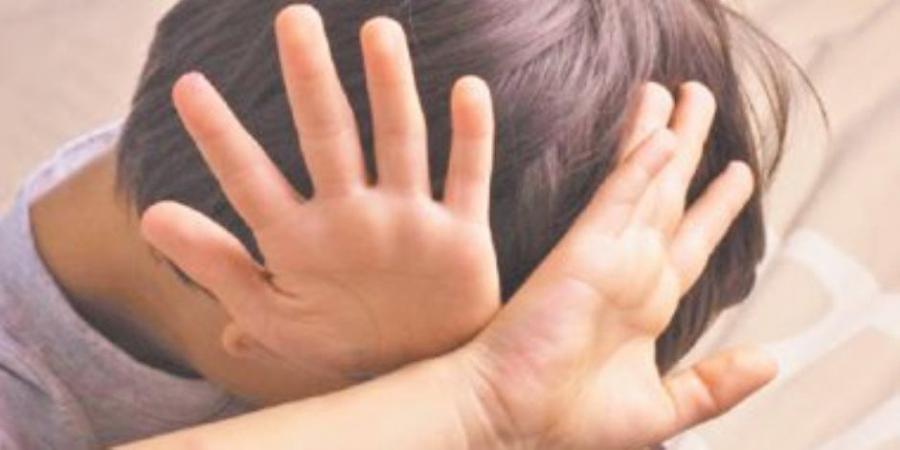 منها علامات جسدية وسلوكية.. تعرف على علامات تنبيه تكشف تعرض الطفل للتحرش بعد قضية طفل دمنهور - عرب فايف