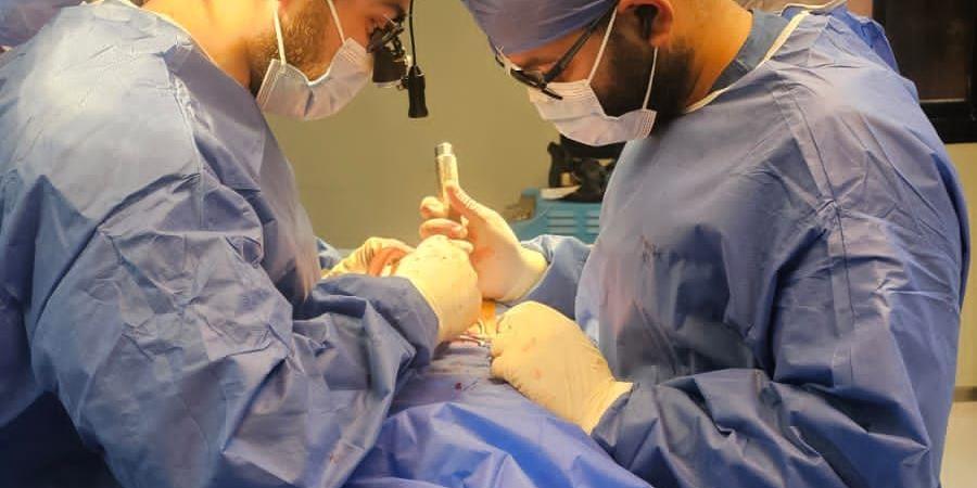 للمرة الثانية .. فريق طبي بمستشفى ديرب نجم المركزي ينجح في إجراء عملية جراحة عمود فقري لمريضة مسنة - عرب فايف