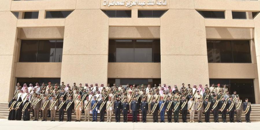 الرياض.. كلية الملك فهد الأمنية تحتفي بتخريج 129 دارسًا - عرب فايف