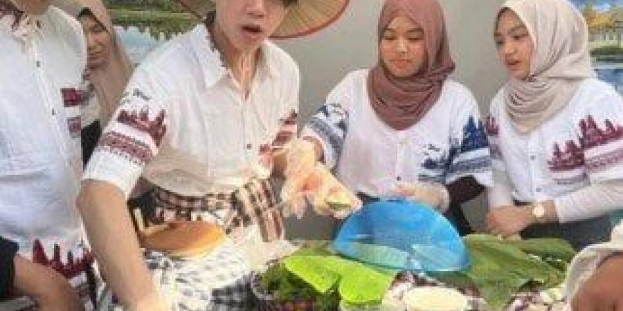 سفير كمبوديا يتفقد معرض "ديارنا زهور الربيع" بحضور أفراد الجالية في مصر - عرب فايف