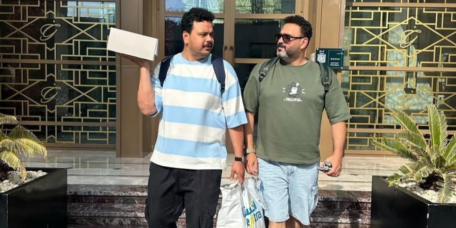 استعدادًا لعرض مسرحية ألف تيتة وتيتة.. أكرم حسني ومصطفى غريب يتجهان إلى جدة - عرب فايف