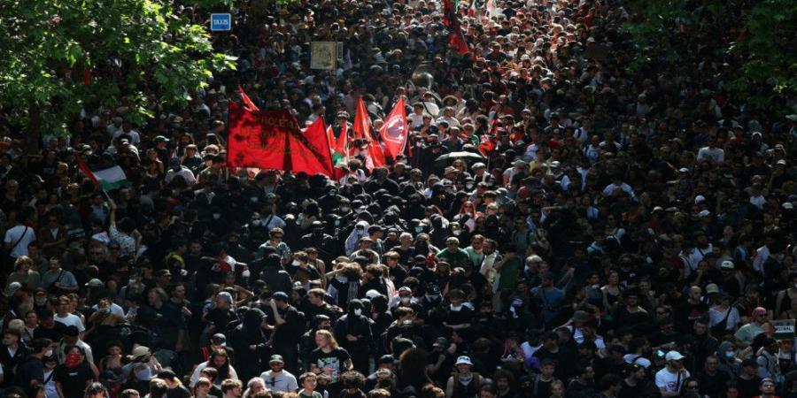 157 إلى 300 ألف متظاهر في فرنسا في عيد العمال - عرب فايف