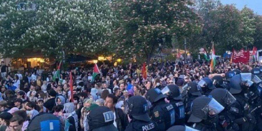 مظاهرات حاشدة في برلين بمناسبة عيد العمال احتجاجًا على تورط ألمانيا في حربي غزة وأوكرانيا.. فيديو - عرب فايف