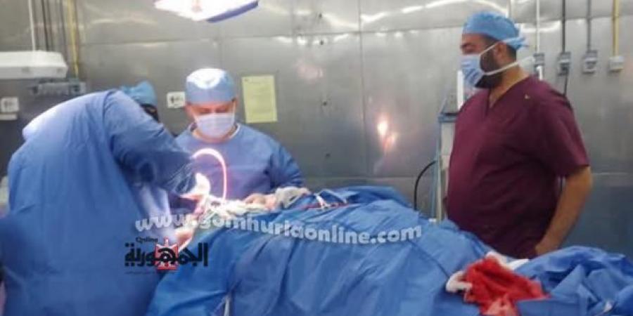 جراحة نادرة لإنقاذ شاب من شلل رباعى بمستشفى دمياط العام - عرب فايف