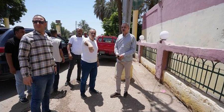 محافظ أسيوط يتابع خطط تطوير مداخل قريتي بني زيد الأكراد وأبنوب - عرب فايف