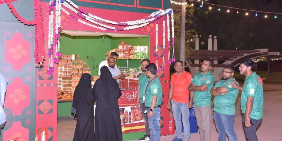 شاهد.. الجالية البنغلاديشية تبهج زوار ”جوازك إلى العالم“ بالخبر - عرب فايف