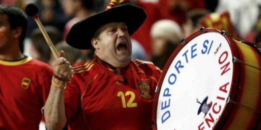 الموت يغيب أشهر مشجعي المونديال ومنتخب إسبانيا - عرب فايف
