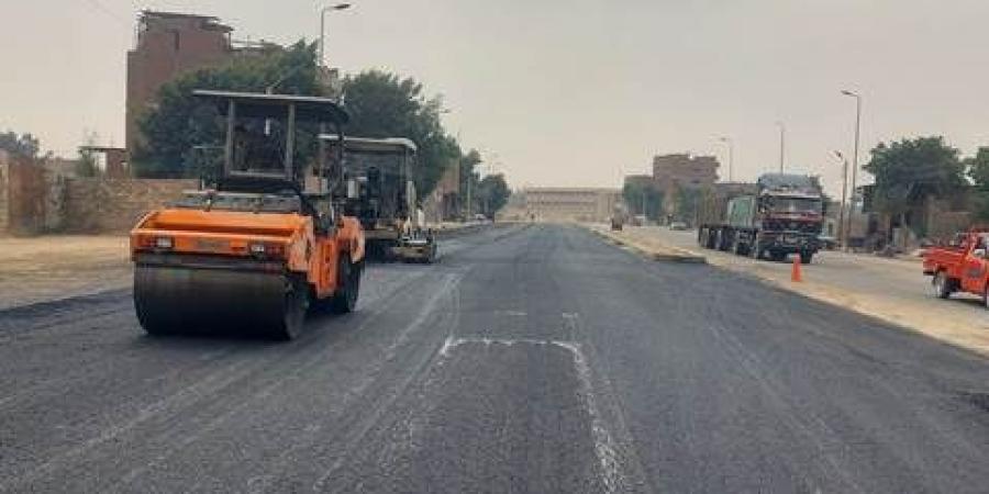 محافظ الجيزة يتابع تطوير الطرق والمحاور بمنشاة القناطر والصف - عرب فايف