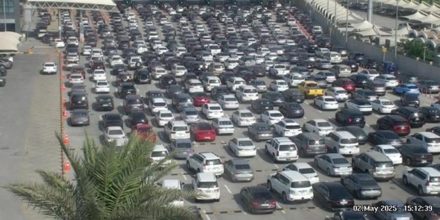 لليوم الثاني.. كثافة مرورية عالية على جسر الملك فهد باتجاه البحرين - عرب فايف