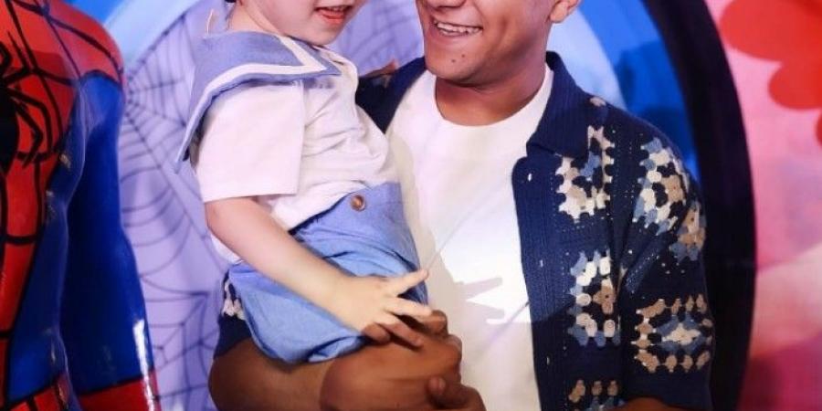 عصام صاصا يتجاهل الخلافات بينه وبين مسلم ويحتفل بـ عيد ميلاد نجله رحيم.. صور - عرب فايف