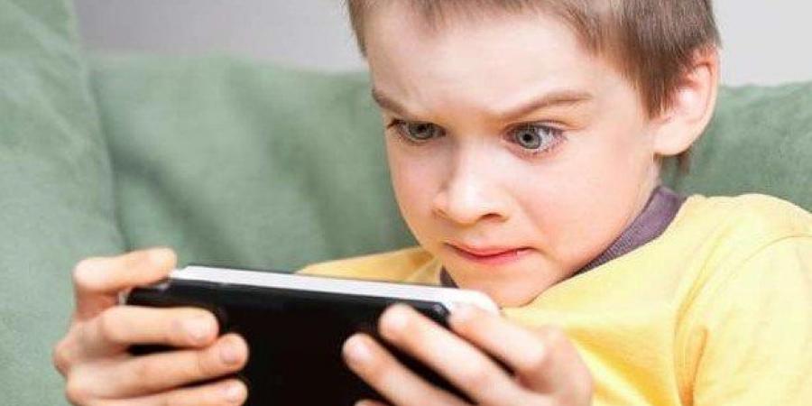 «يصيبهم بالتوحد».. تحذير من استخدام الأطفال للموبايل والأجهزة الإلكترونية - عرب فايف