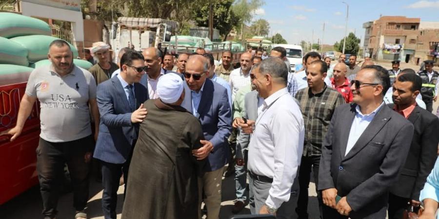 محافظ المنيا يتابع توريد القمح ويؤكد توريد 120 ألف طن - عرب فايف