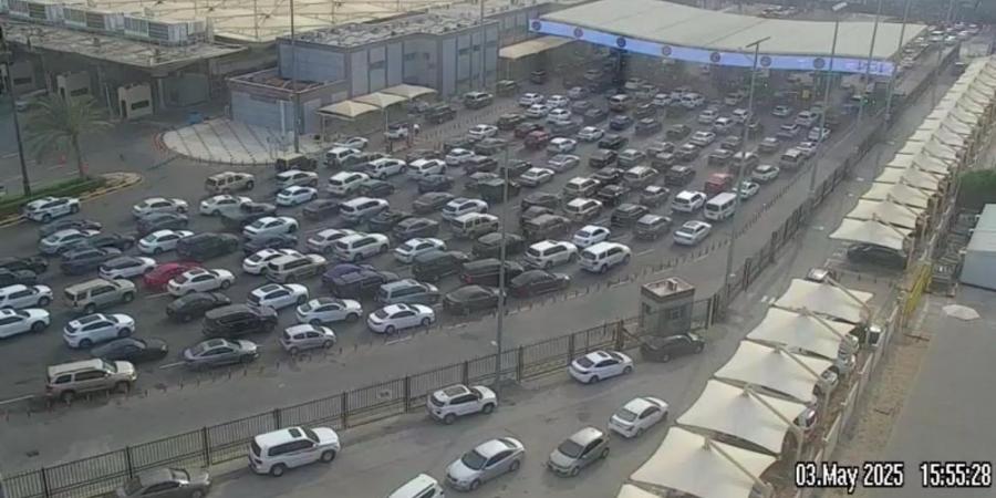 لليوم الثالث تواليًا.. جسر الملك فهد يشهد ازدحامًا كثيفًا - عرب فايف
