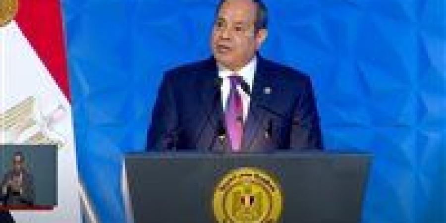 الرئيس السيسي من قلب السويس: تحية لعمال مصر.. شركاء البناء والتقدم - عرب فايف