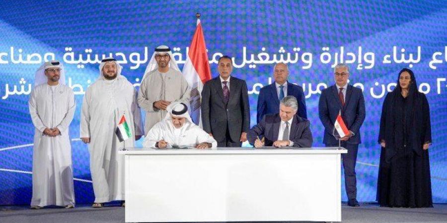 مصر وموانئ أبوظبي توقعان اتفاقية لتطوير "كيزاد شرق بورسعيد" - عرب فايف