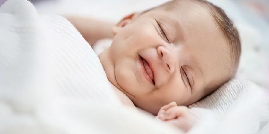 لماذا يضحك الأطفال أثناء نومهم؟ - عرب فايف
