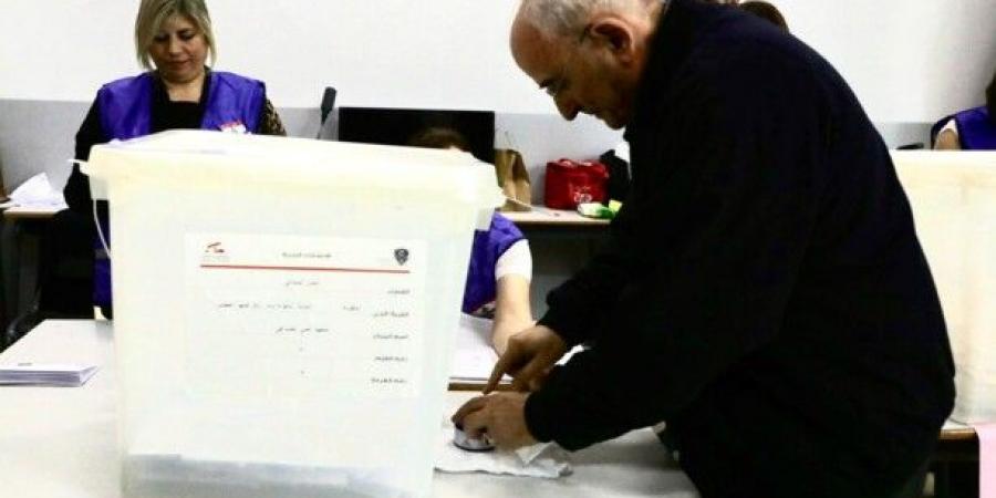 وزير الدفاع أدلى بصوته في الانتخابات البلديةة ونوّه بكل الجهود لإنجاح الاستحقاق الوطني - عرب فايف