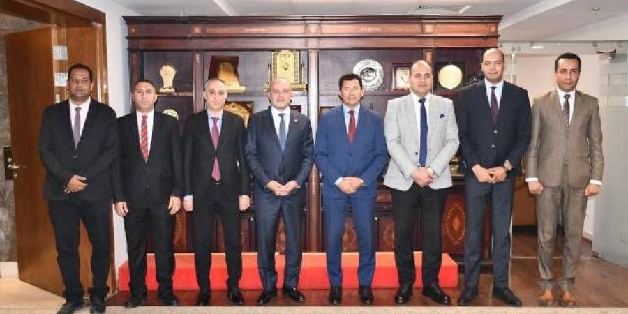 وزير الشباب يستقبل رئيس الاتحاد الدولي للسلاح ويكرّمه - عرب فايف