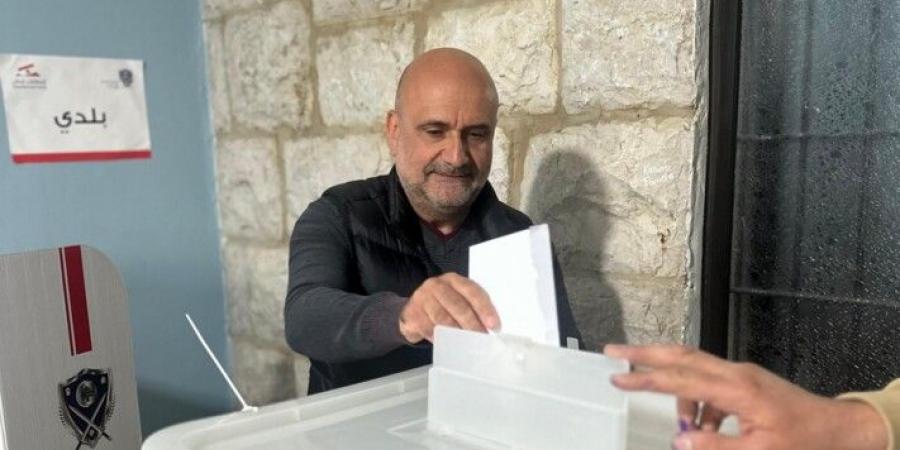 أبي رميا بعد الإدلاء بصوته في إهمج: بداية لمسار دستوري ونأسف لما حصل في المغيري ومشّان - عرب فايف