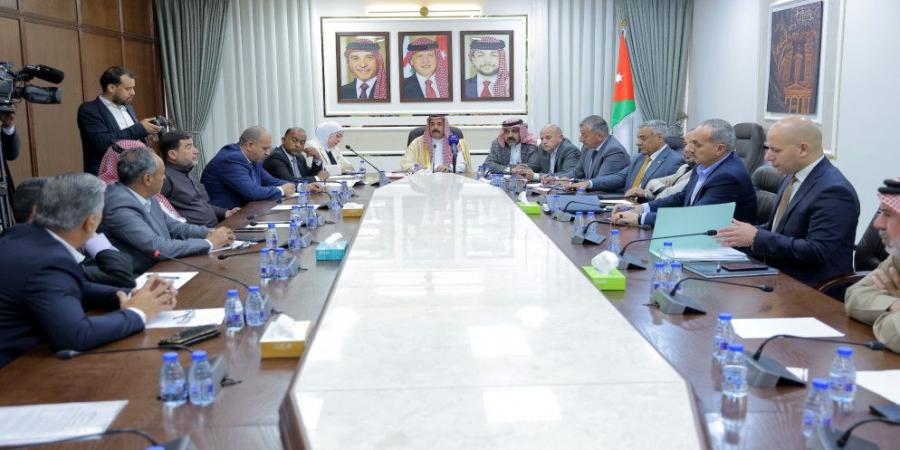اجتماع نيابي حكومي ينهي أزمة شاحنات الفوسفات الشيدية - العقبة - عرب فايف