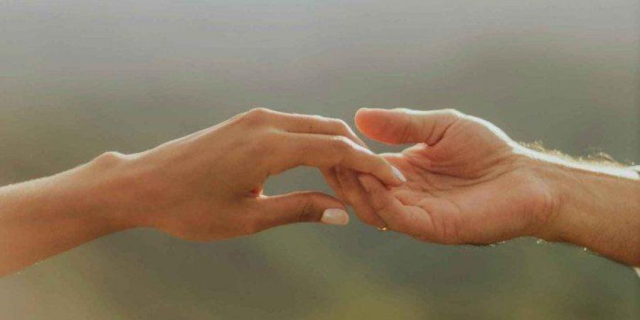 بين رجاحة العقل وضعف القلب: حين يقع الرجل في الحب - عرب فايف