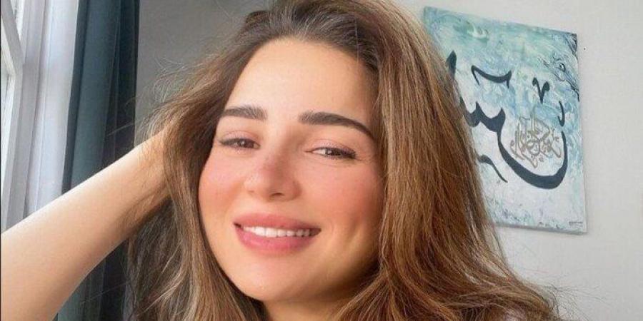 مي عز الدين: بغسل وشي بصابونة كل 3 أيام ومليش في الكريمات - عرب فايف