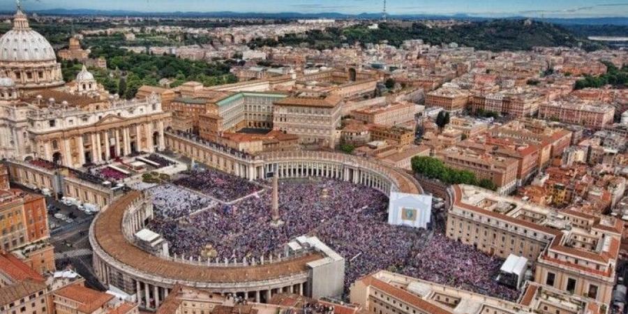 الفاتيكان: جميع الكرادلة المكلفين بانتخاب البابا الجديد يصلون إلى روما - عرب فايف