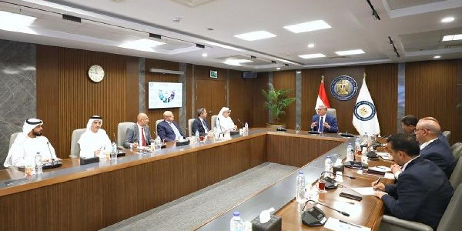 وزير البترول يبحث سبل تعزيز التعاون مع مجموعة "موانئ أبوظبي" - عرب فايف