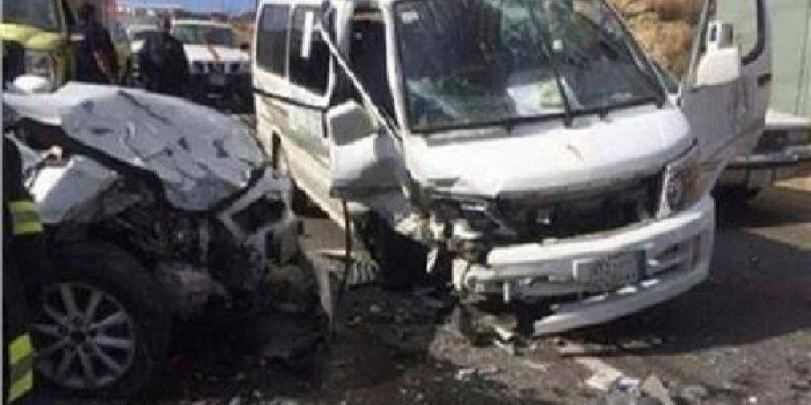 إصابة 7 أشخاص في حادث انقلاب ميكروباص أعلى الطريق الأوسطي - عرب فايف