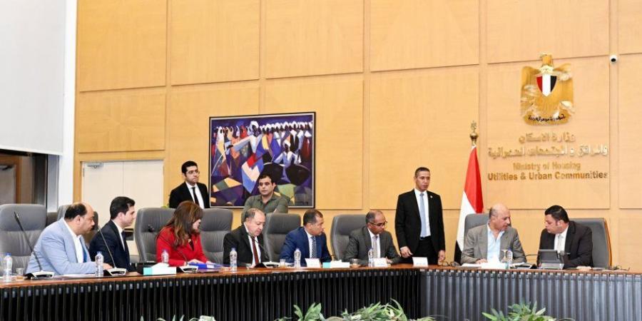 وزير الإسكان يعقد اجتماعه الدوري مع أعضاء البرلمان بمجلسيه النواب والشيوخ - عرب فايف