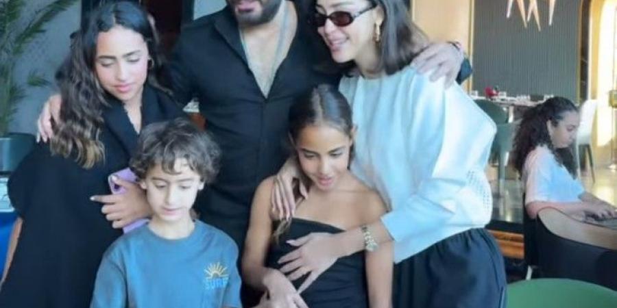 بعد أزمتهما الأخيرة.. تامر حسني وبسمة بوسيل يغازلان بعضهما - عرب فايف