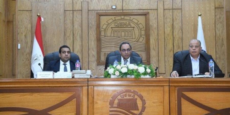 محافظ قنا يترأس اجتماعًا تنفيذيًا موسعًا لمتابعة مشروعات التنمية والخدمات العامة - عرب فايف