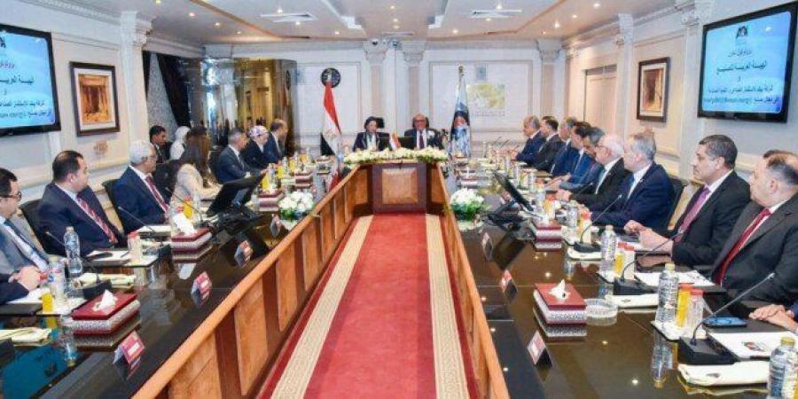 رئيس العربية للتصنيع ووزيرة البيئة يشهدان توقيع اتفاقيات بمجال مشروعات حماية البيئة - عرب فايف